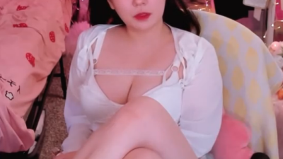 육덕여캠 다리꼬고 방송